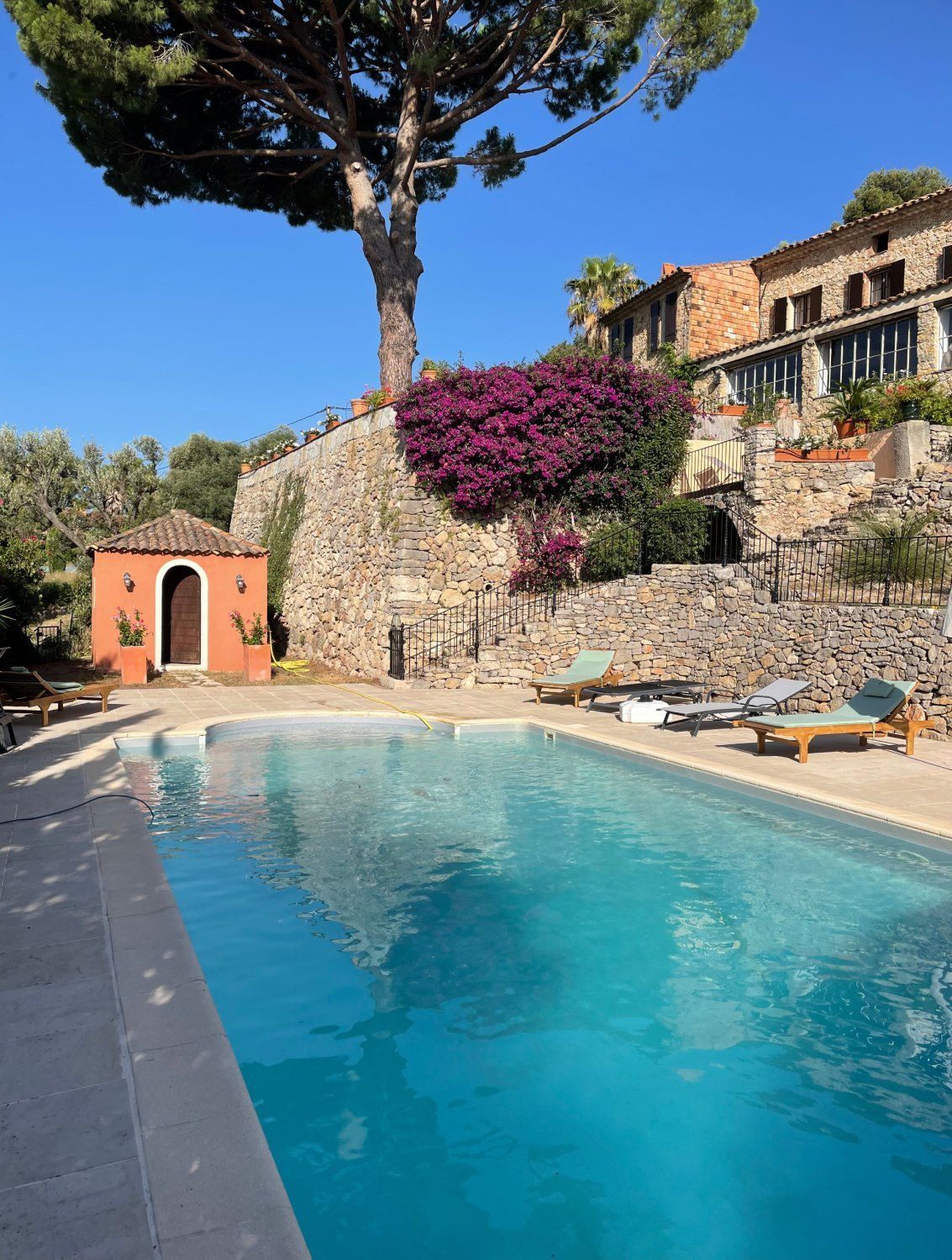 Typically Provencal farmhouse in exposed stones 