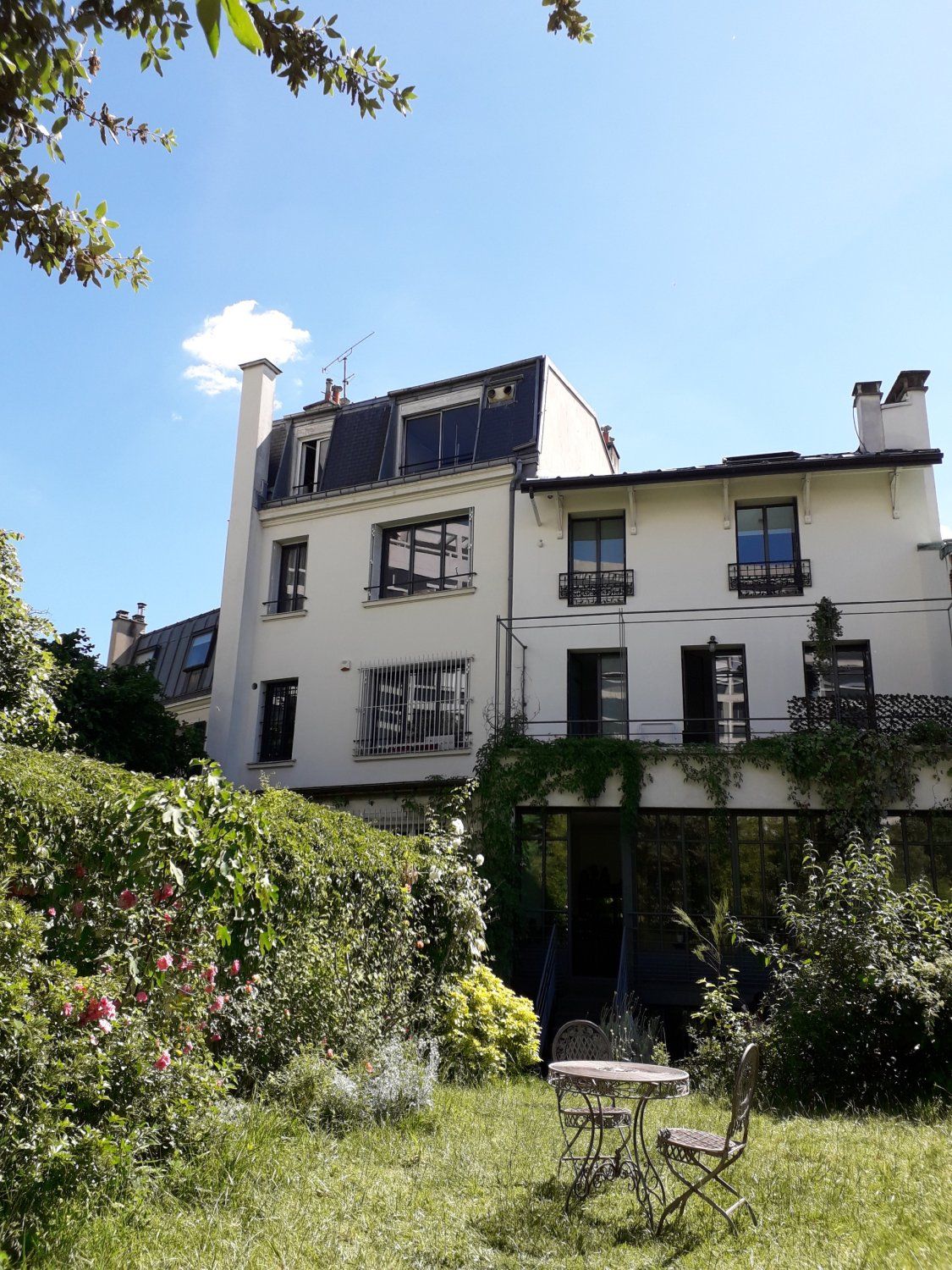 Townhouse with garden in Paris
