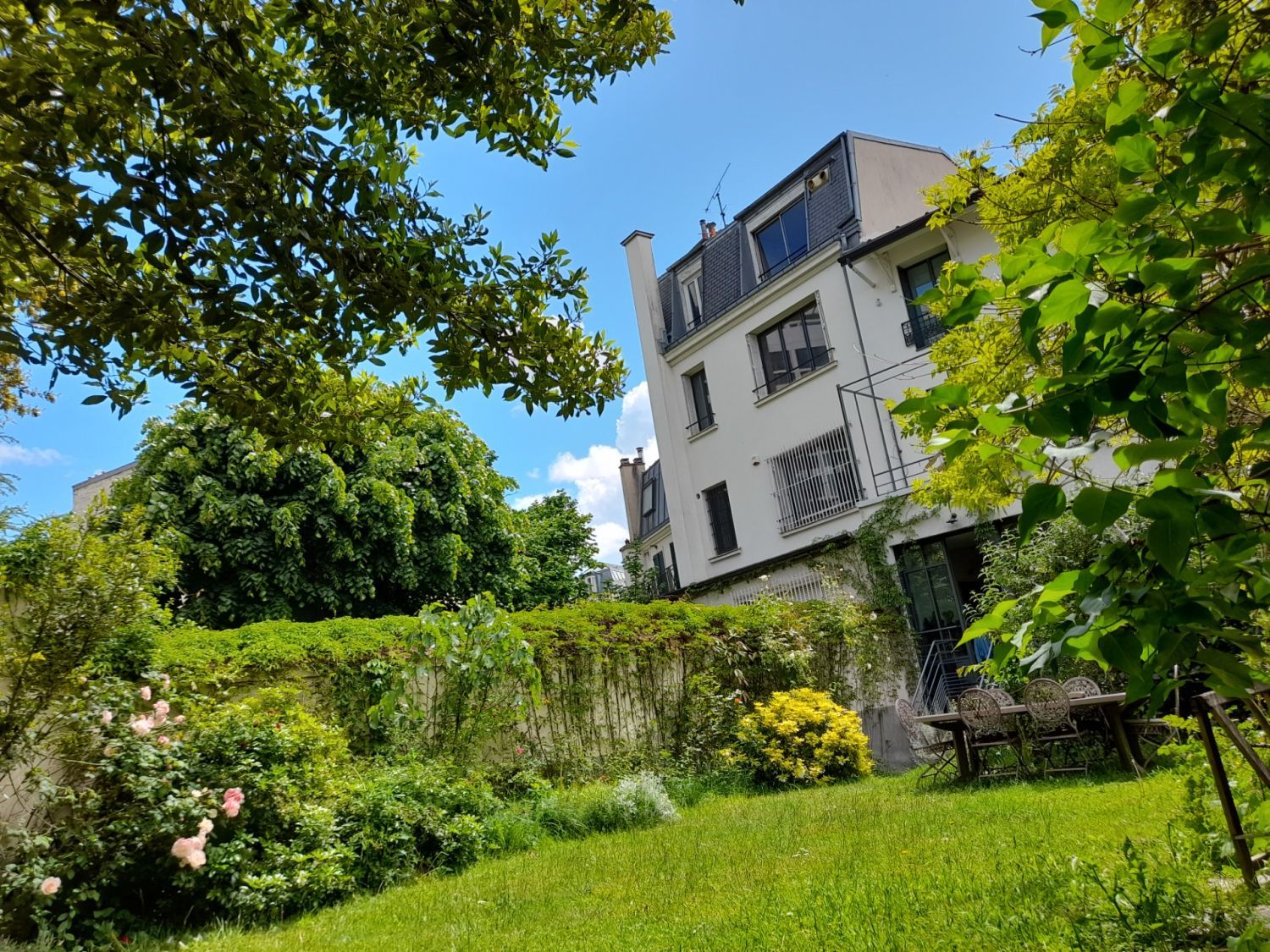 Townhouse with garden in Paris