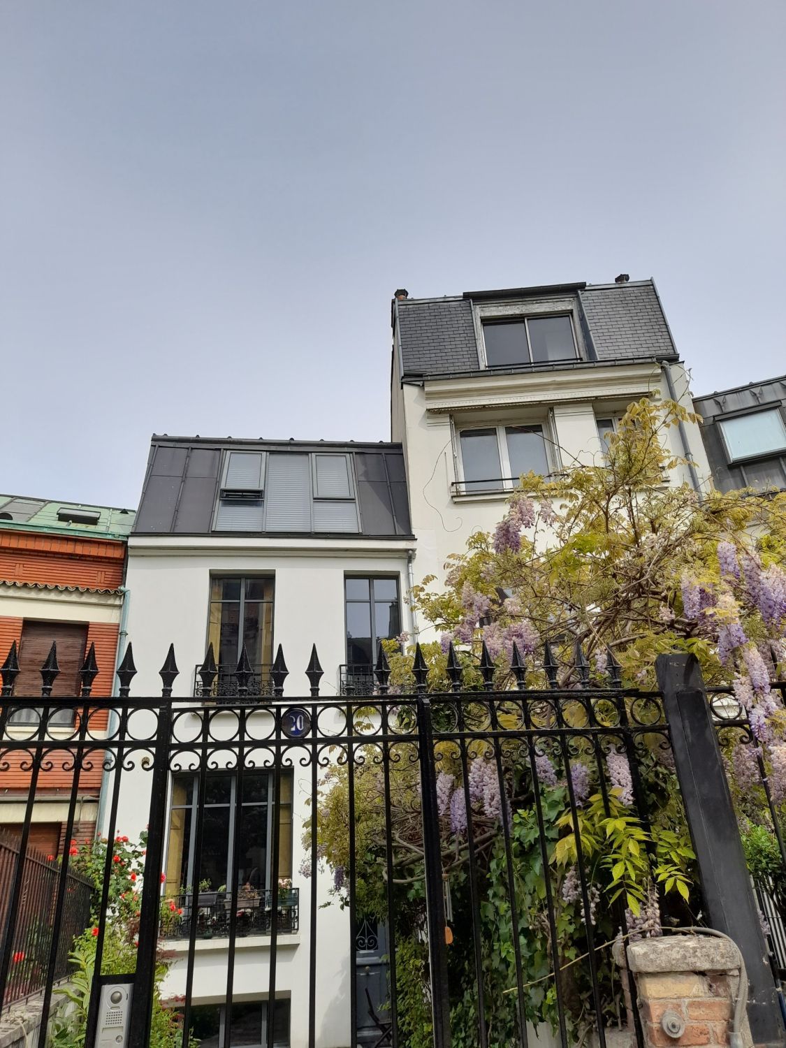 Townhouse with garden in Paris