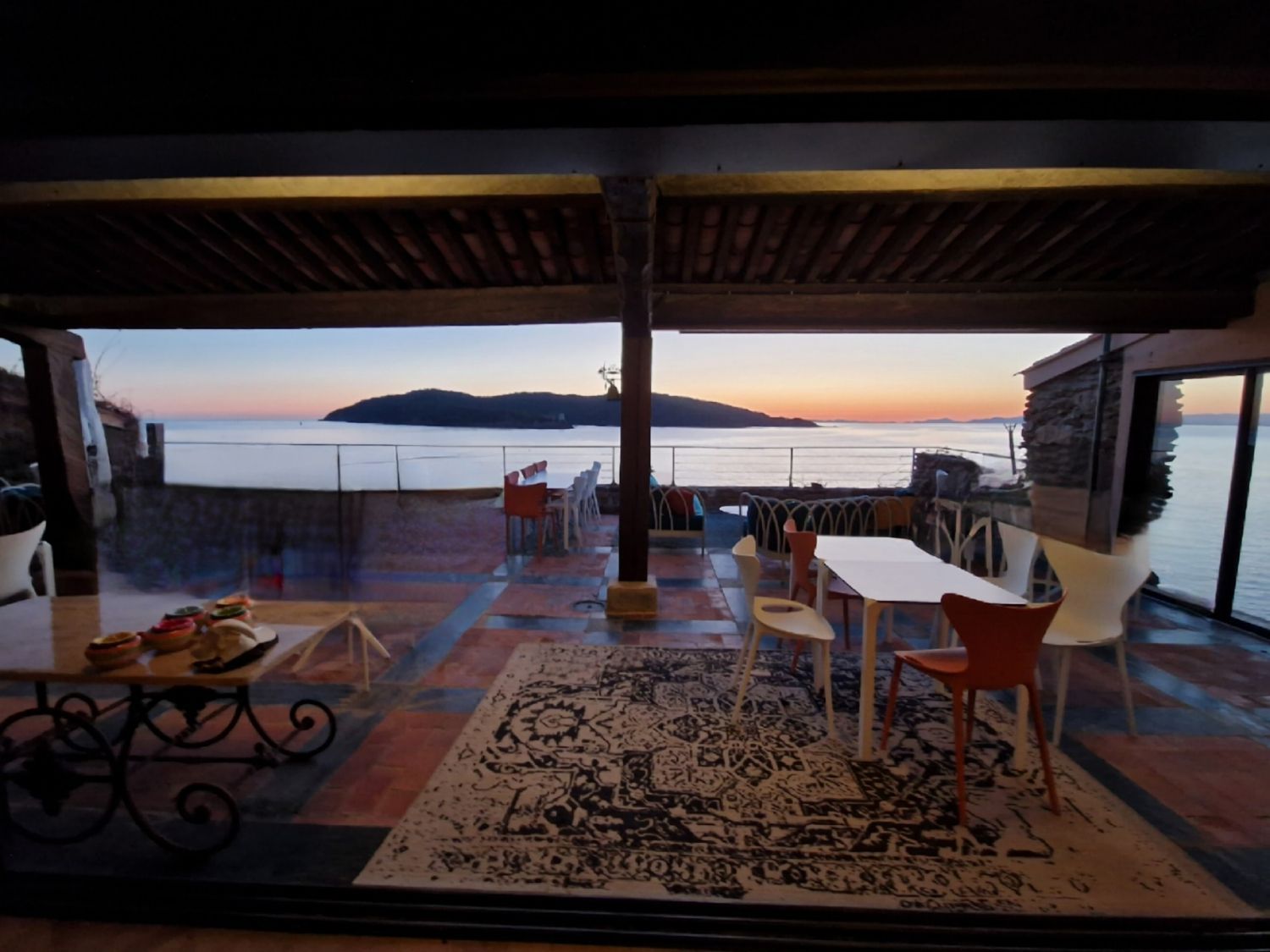 Beautiful residence with SEA VIEW and SWIMMING POOL on THE ILE DU LEVANT (400m²)  