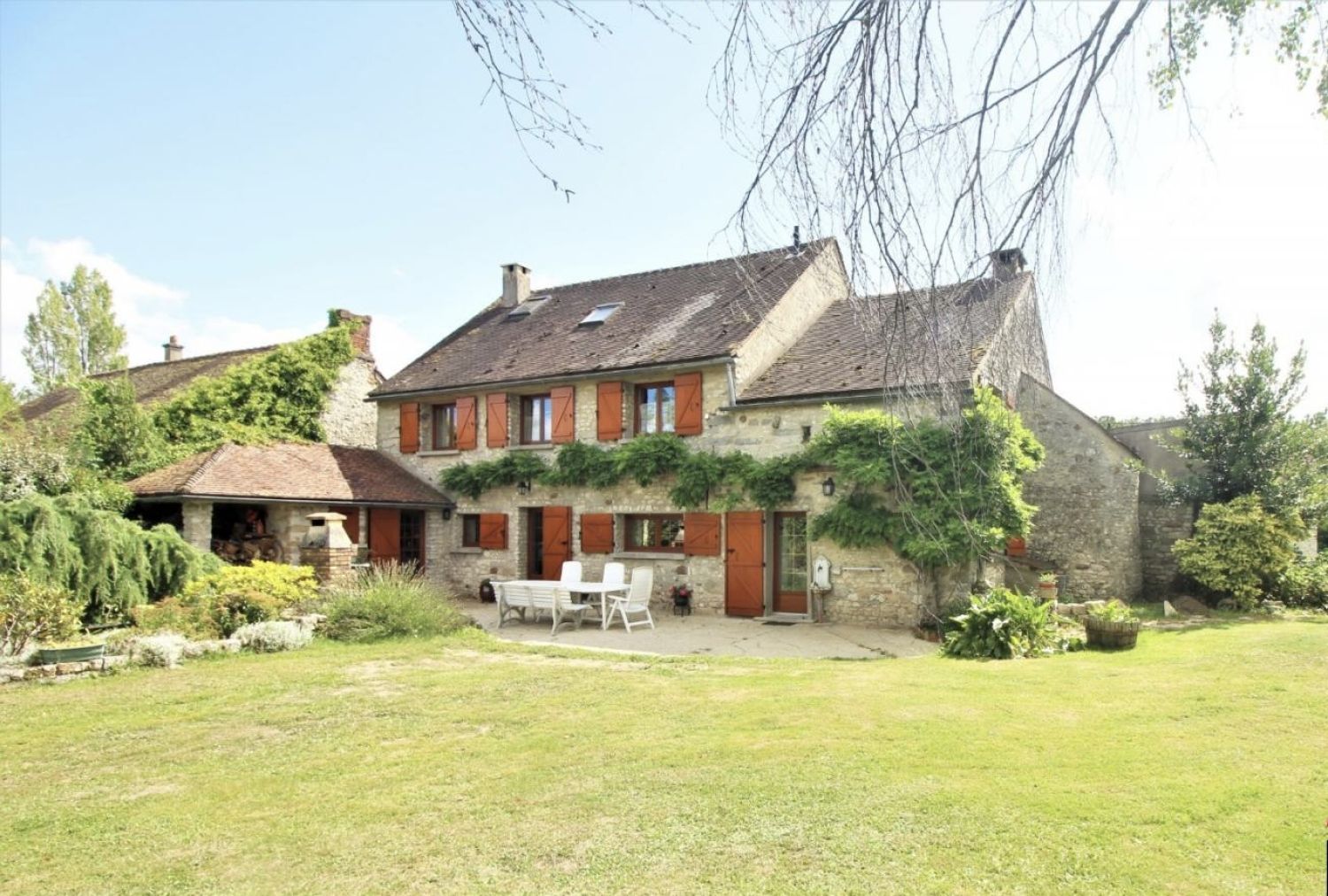 Authentic house - stone walls, pond and grove