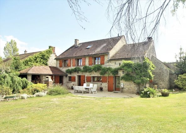 Authentic house - stone walls, pond and grove