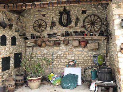 Maison authentique - murs en pierre, mare et bosquet