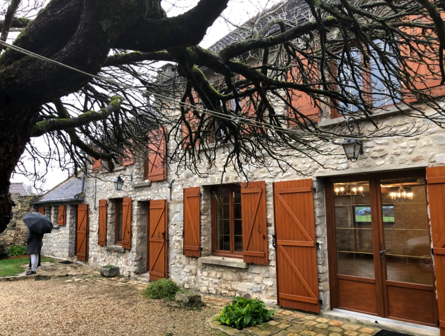 Authentic house - stone walls, pond and grove