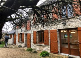 Authentic house - stone walls, pond and grove