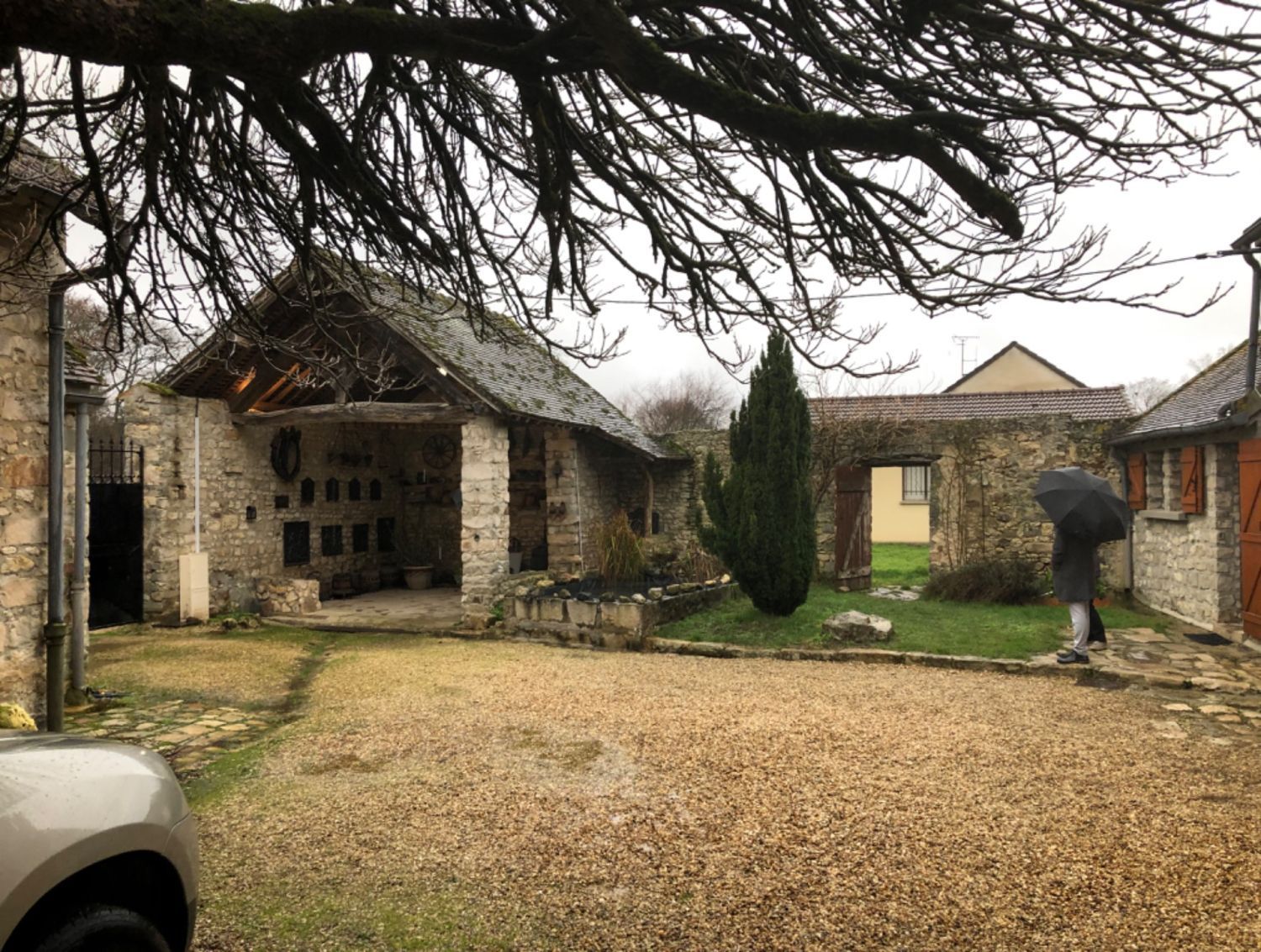 Authentic house - stone walls, pond and grove