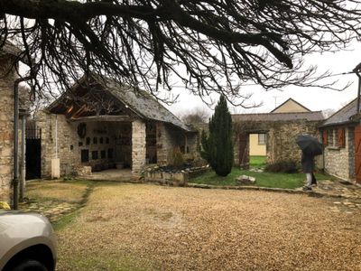 Maison authentique - murs en pierre, mare et bosquet