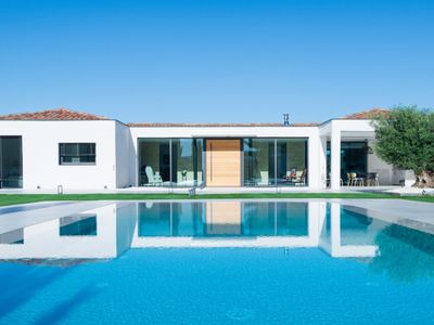 Luxurious villa with sumptuous mirror pool