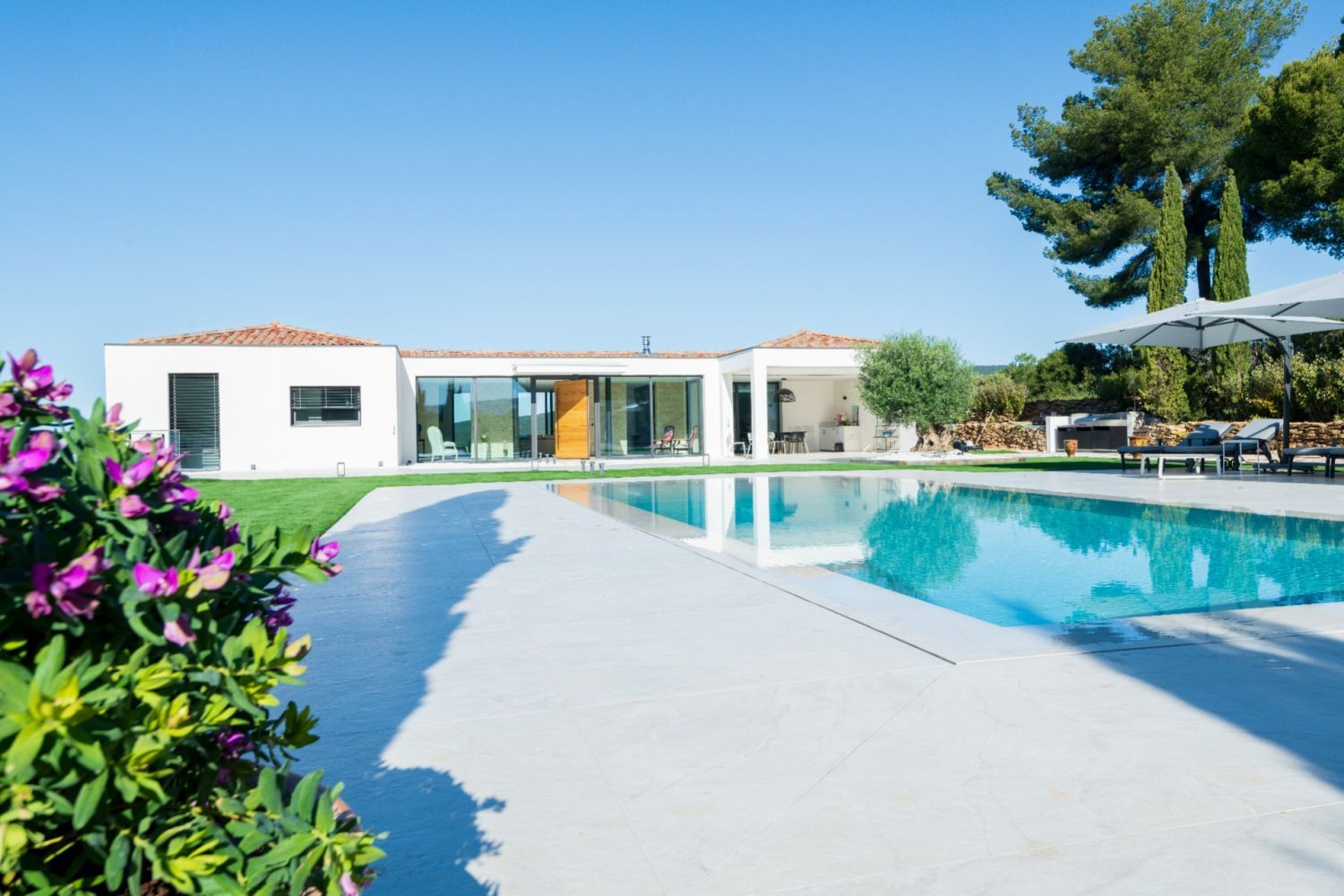 Villa luxueuse avec piscine miroir somptueuse