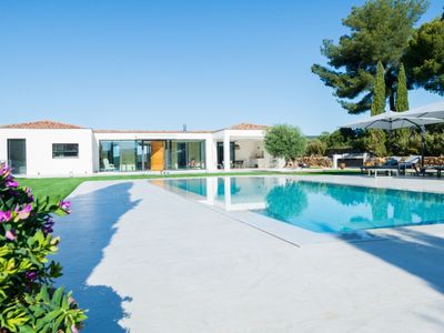 Luxurious villa with sumptuous mirror pool