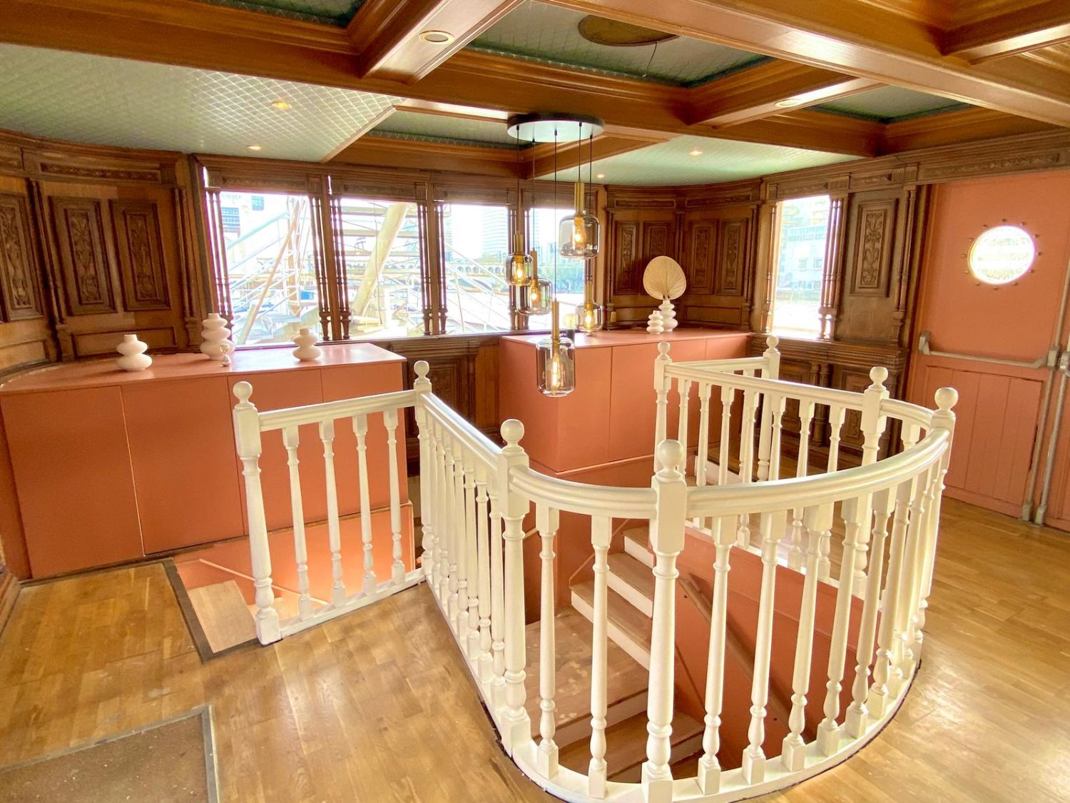 Magnificent barge on the quays in the heart of the 12th arrondissement 