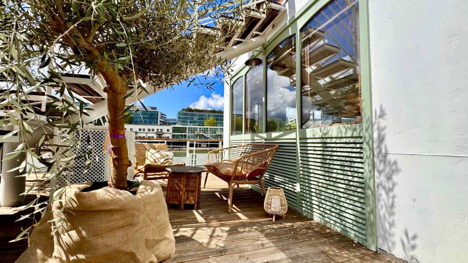 Magnificent barge on the quays in the heart of the 12th arrondissement 