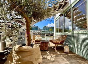 Magnificent barge on the quays in the heart of the 12th arrondissement 