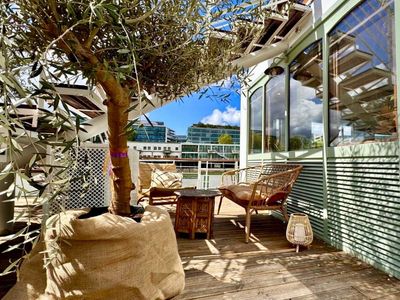 Magnificent barge on the quays in the heart of the 12th arrondissement 