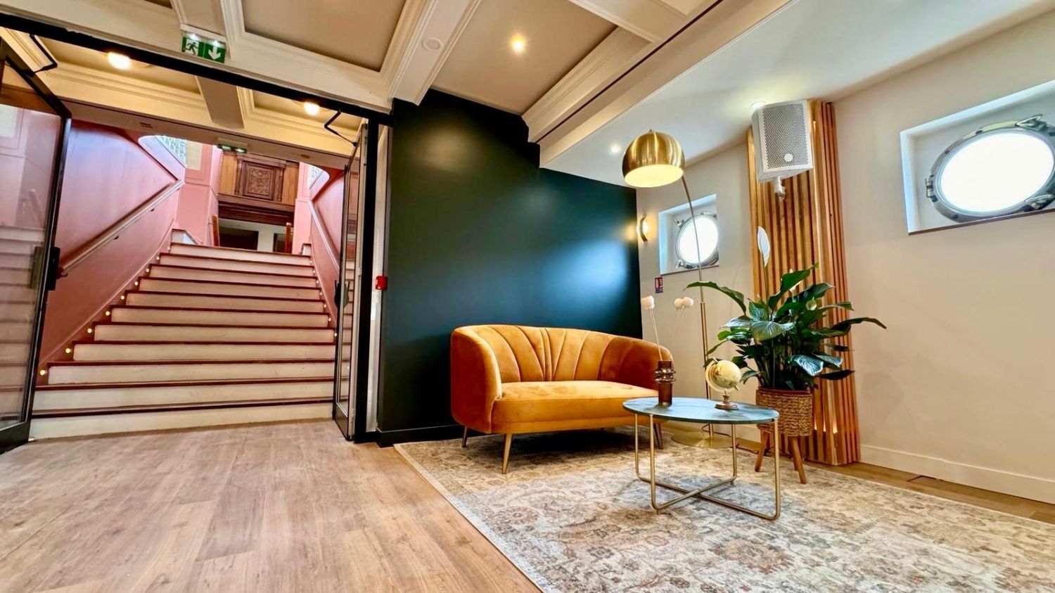 Magnificent barge on the quays in the heart of the 12th arrondissement 