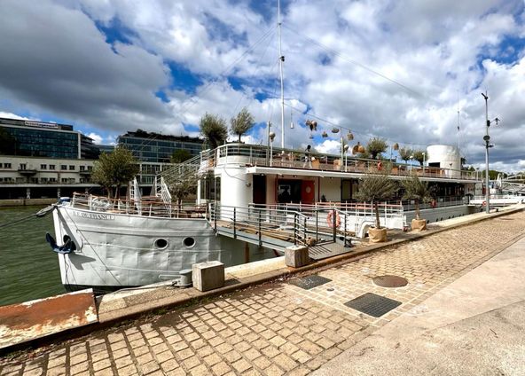 Magnificent barge on the quays in the heart of the 12th arrondissement 