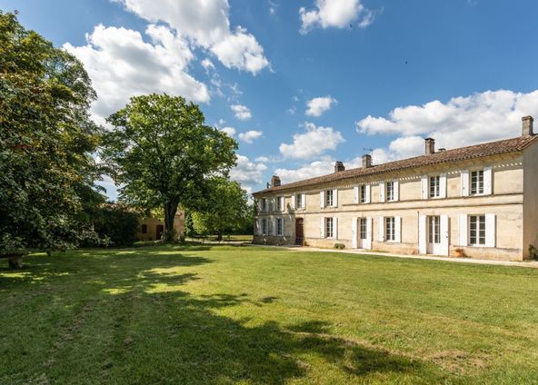 Estate surrounded by nature near Bordeaux and Saint Emilion