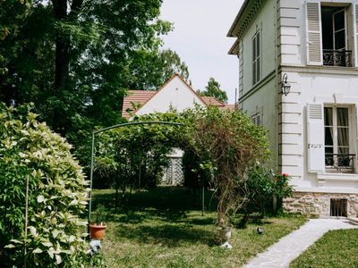 Family mansion 20 minutes from Paris 