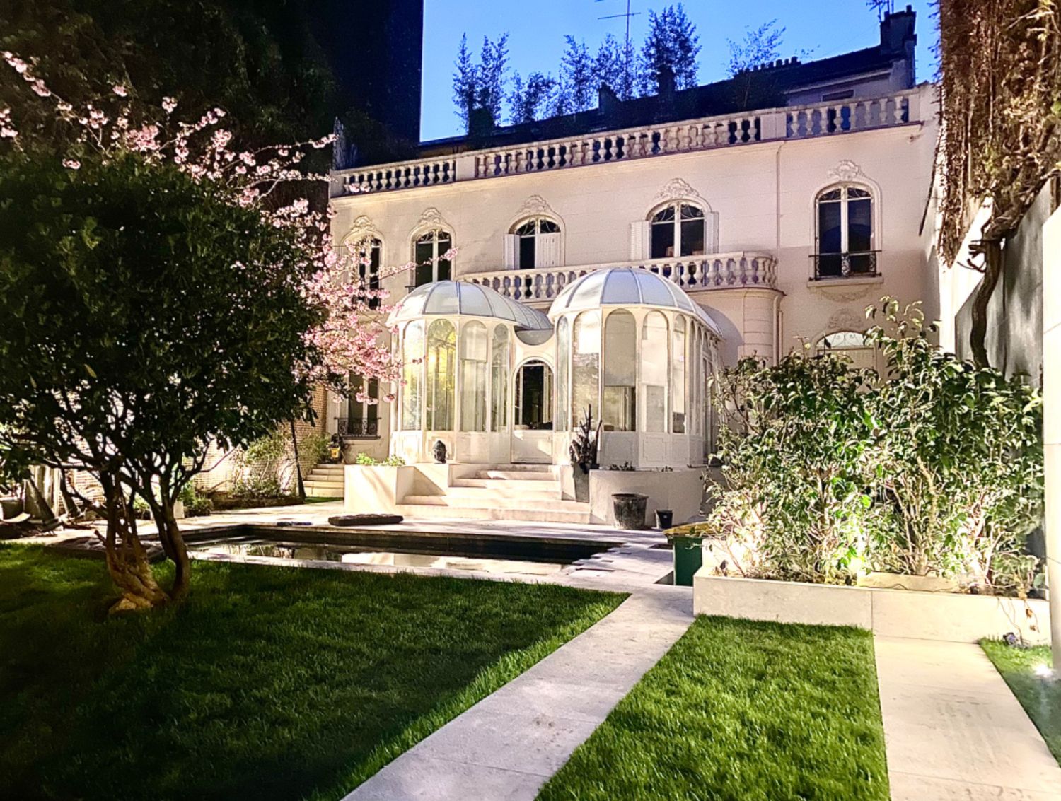 Villa de Luxe 330m² à Paris avec Piscine Chauffée, SPA & Jardin pour Événements
