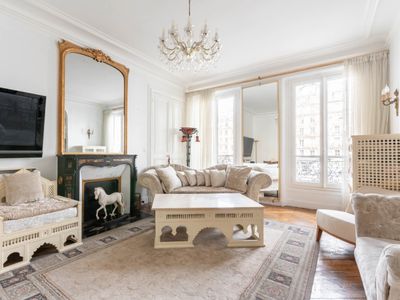 Elegant Event Lounges Near Place de l'Etoile in Paris