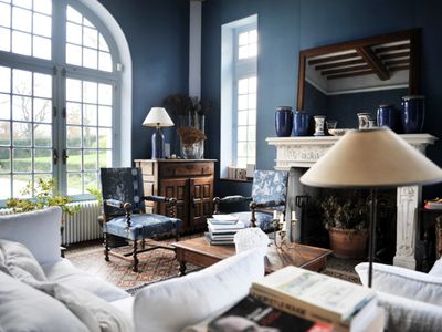 Un château au bord de l'eau dans un écrin de verdure 