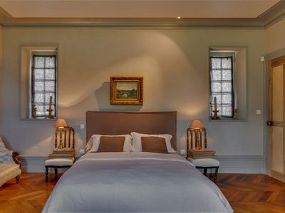 Un château au bord de l'eau dans un écrin de verdure 