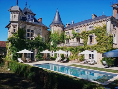 Un château au bord de l'eau dans un écrin de verdure 
