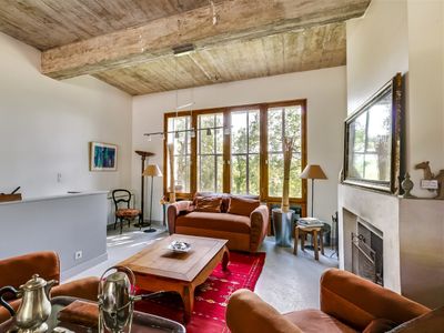 Un château au bord de l'eau dans un écrin de verdure 