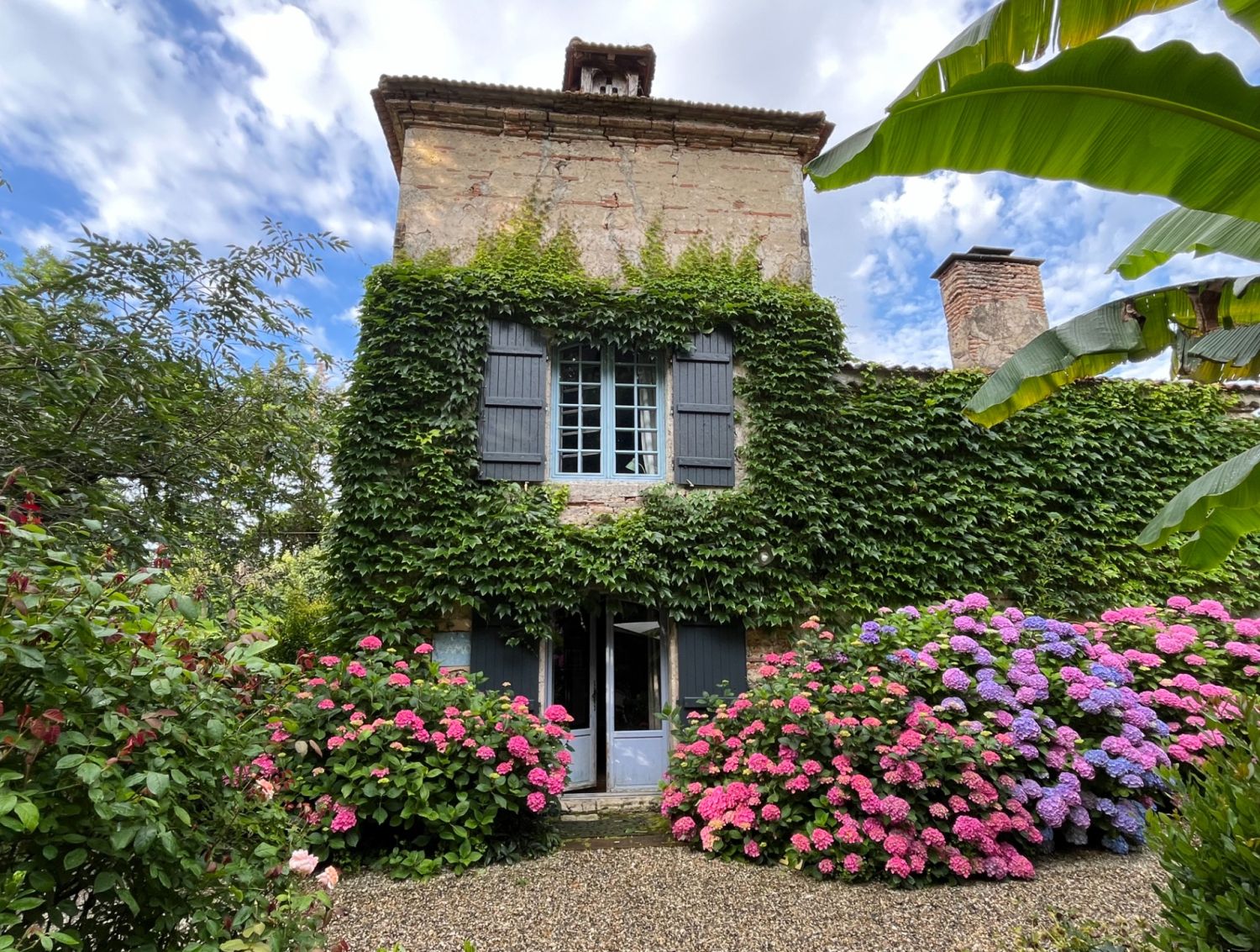 Charming French 18th century farmhouse/pigeonnier on quiet canal