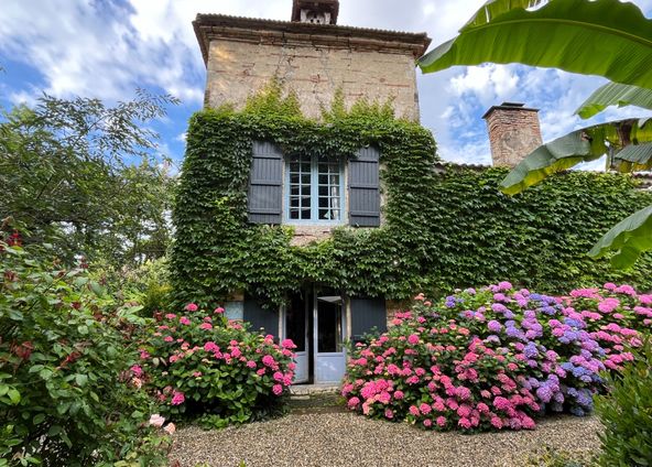 Charming French 18th century farmhouse/pigeonnier on quiet canal