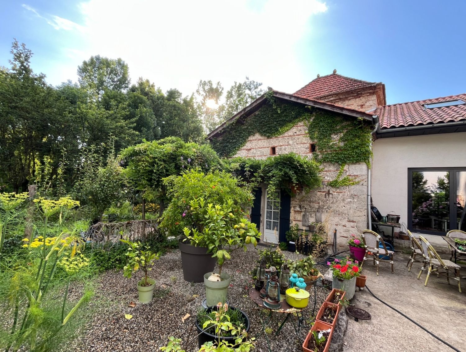 Charming French 18th century farmhouse/pigeonnier on quiet canal