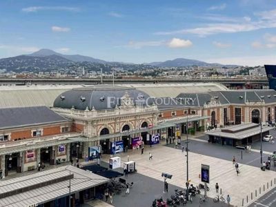 Unique apartment facing Nice central station