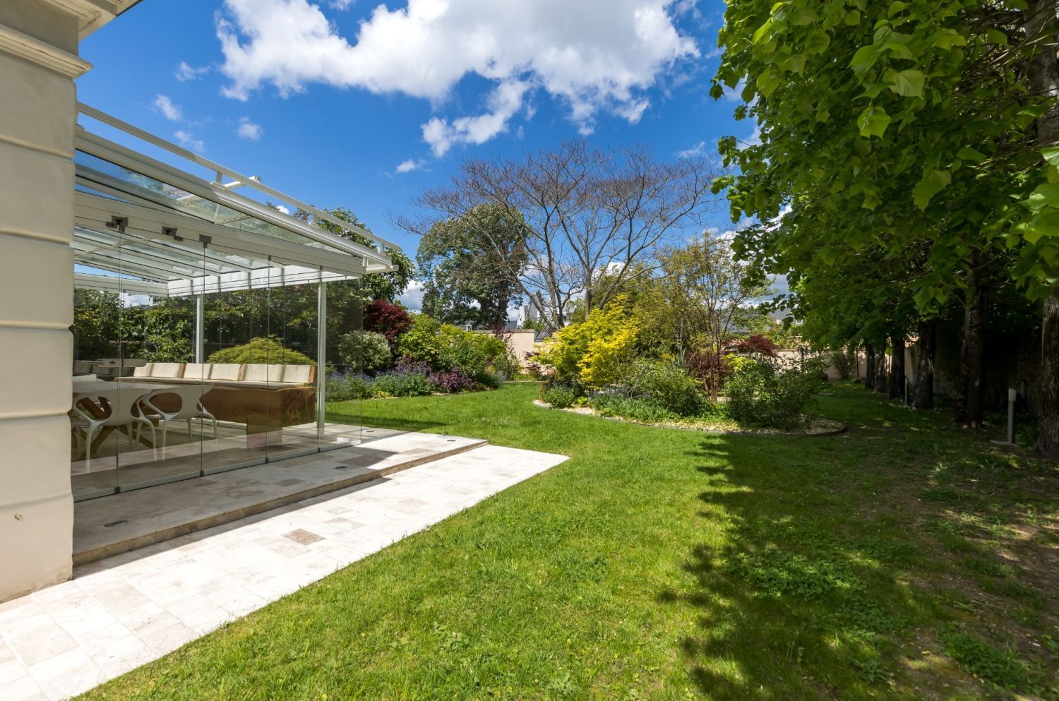 Villa avec jardin en centre-ville 
