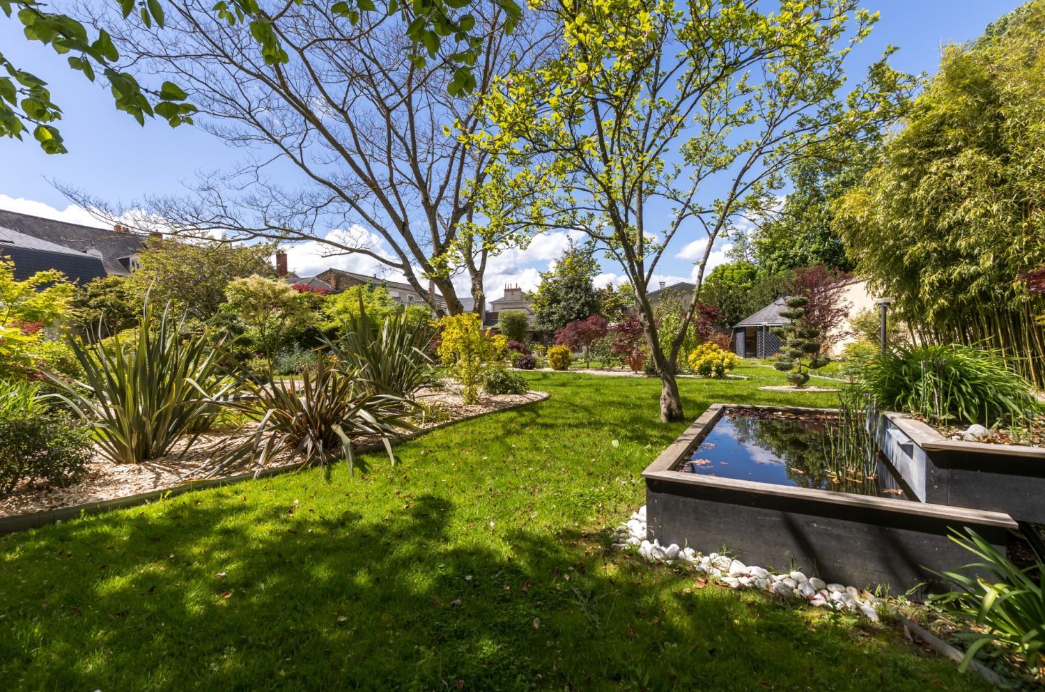 Villa avec jardin en centre-ville 
