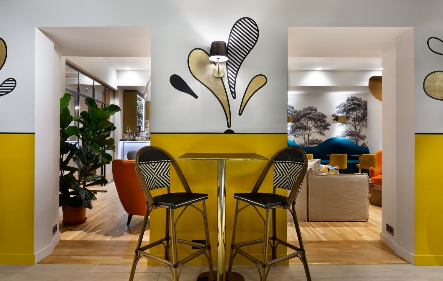 Salon de thé élégant et espace de réunion avec jardin à Cannes