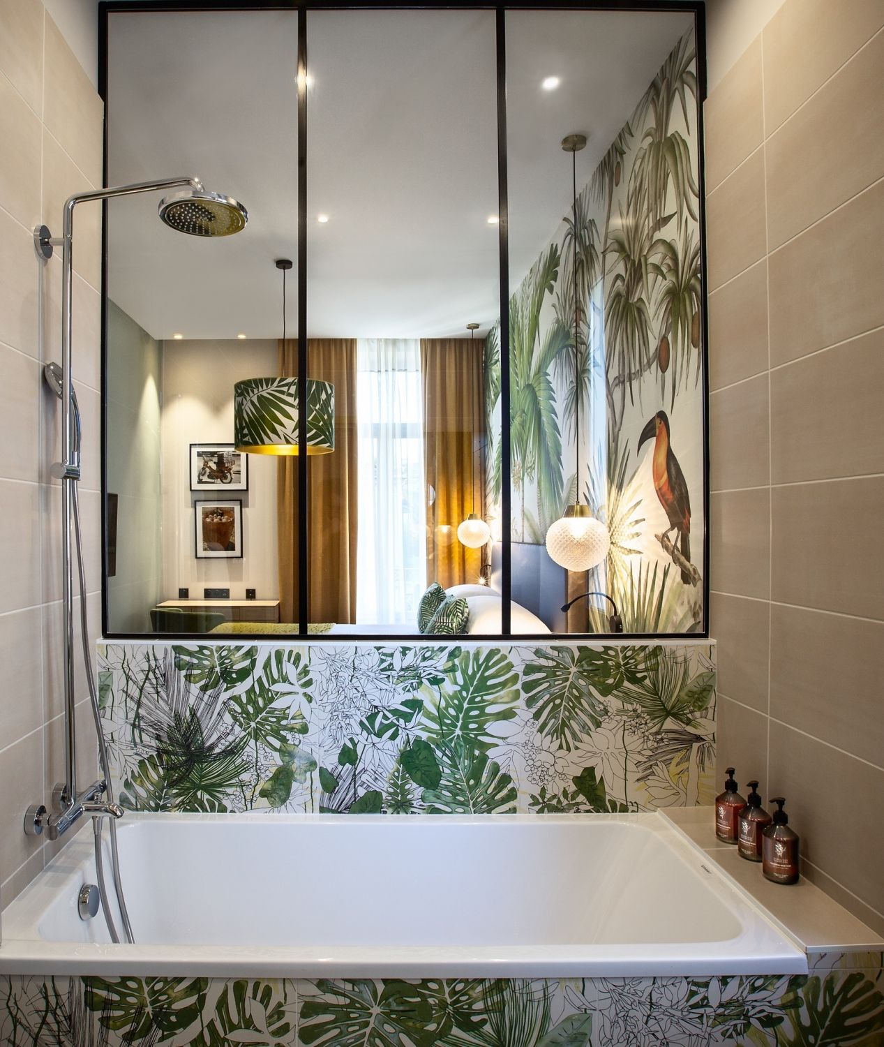 Salon de thé élégant et espace de réunion avec jardin à Cannes