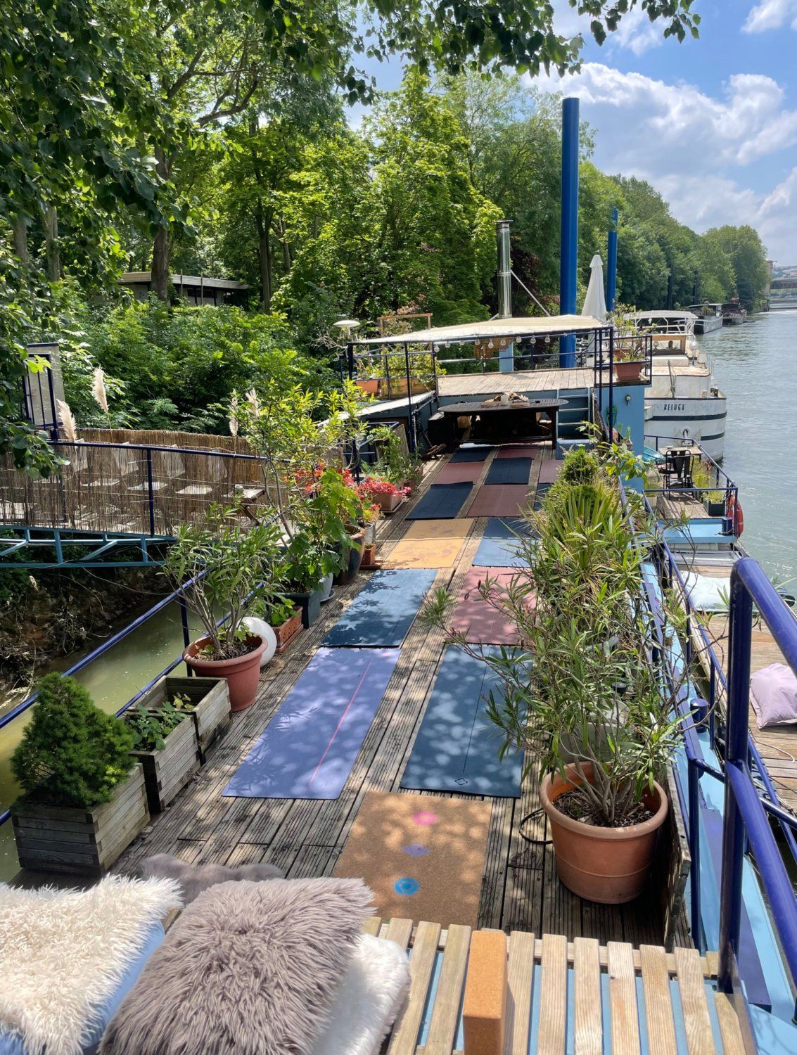 Forest Barge Retreat in Bois de Boulogne with Jacuzzi & Sunset Views
