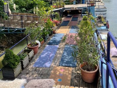 Forest Barge Retreat in Bois de Boulogne with Jacuzzi & Sunset Views