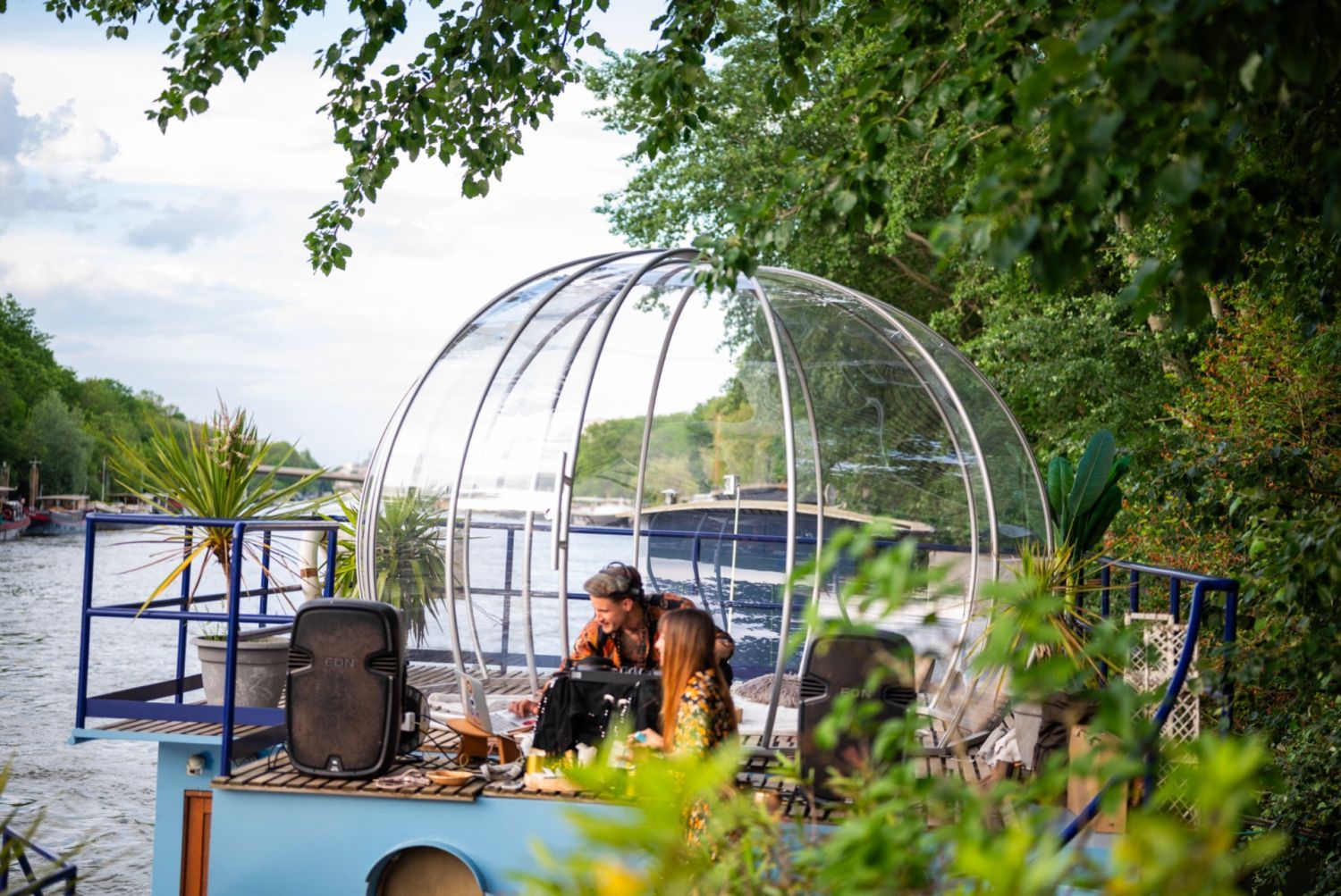Forest Barge Retreat in Bois de Boulogne with Jacuzzi & Sunset Views
