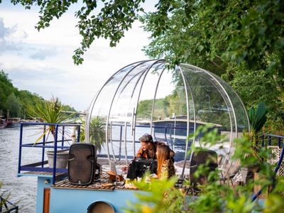 Forest Barge Retreat in Bois de Boulogne with Jacuzzi & Sunset Views