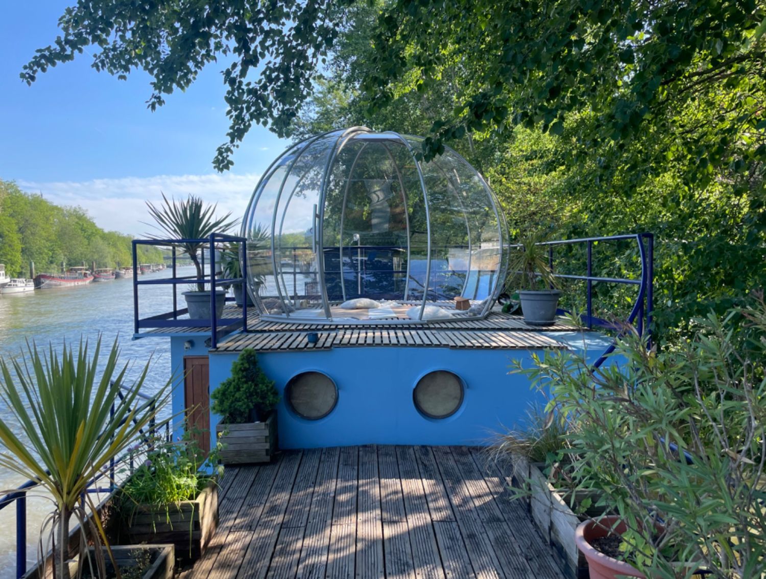 Forest Barge Retreat in Bois de Boulogne with Jacuzzi & Sunset Views