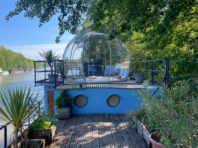 Forest Barge Retreat in Bois de Boulogne with Jacuzzi & Sunset Views