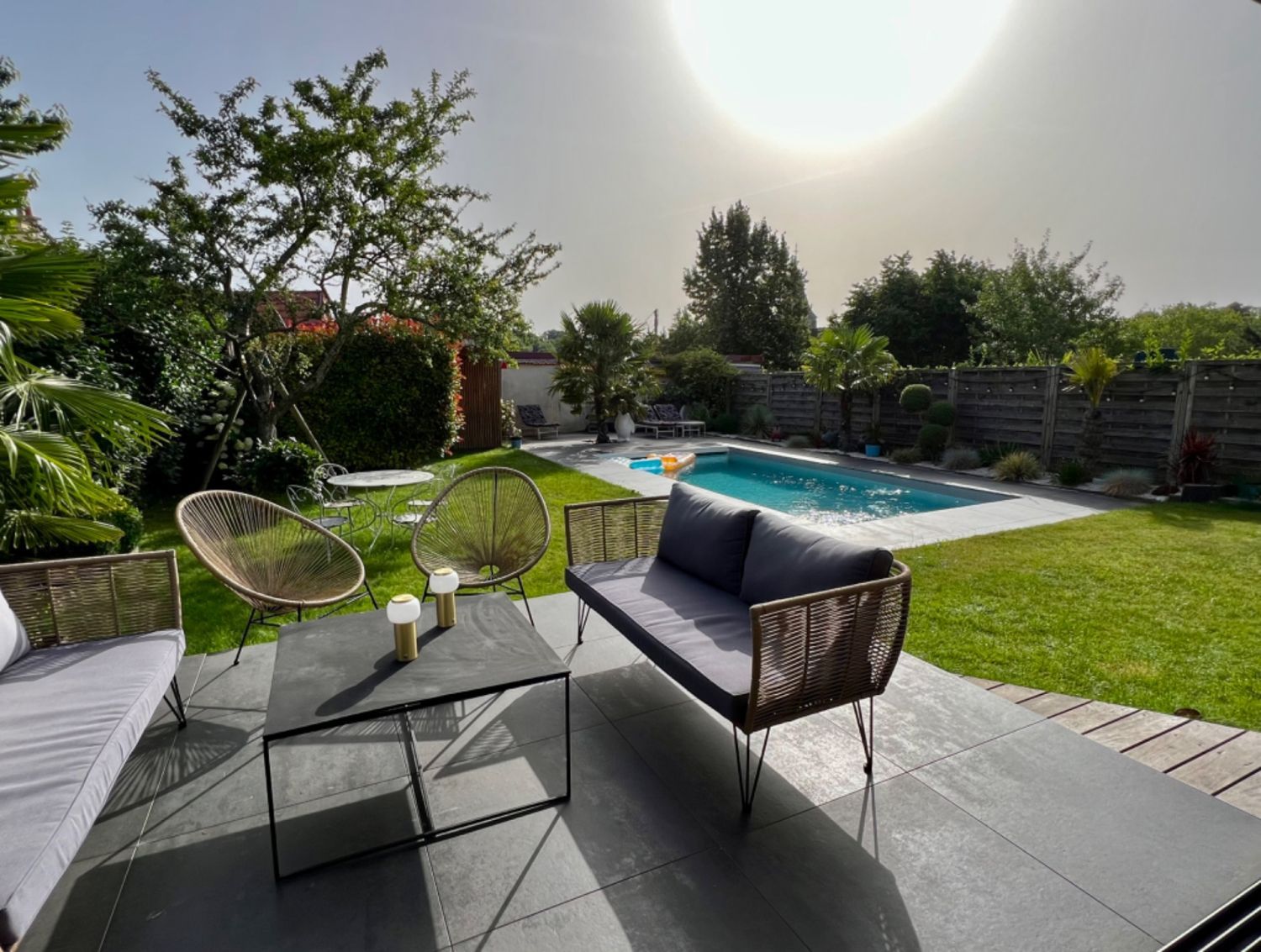 Charming house with swimming pool 20 minutes from Paris