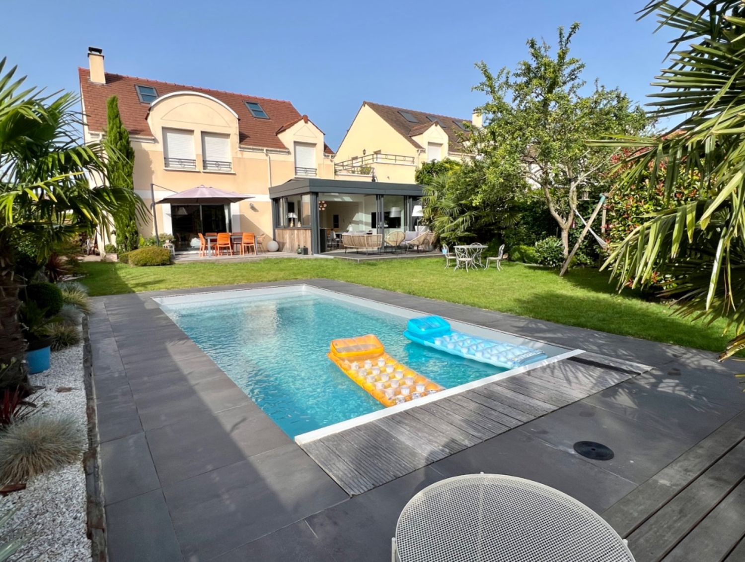 Charming house with swimming pool 20 minutes from Paris