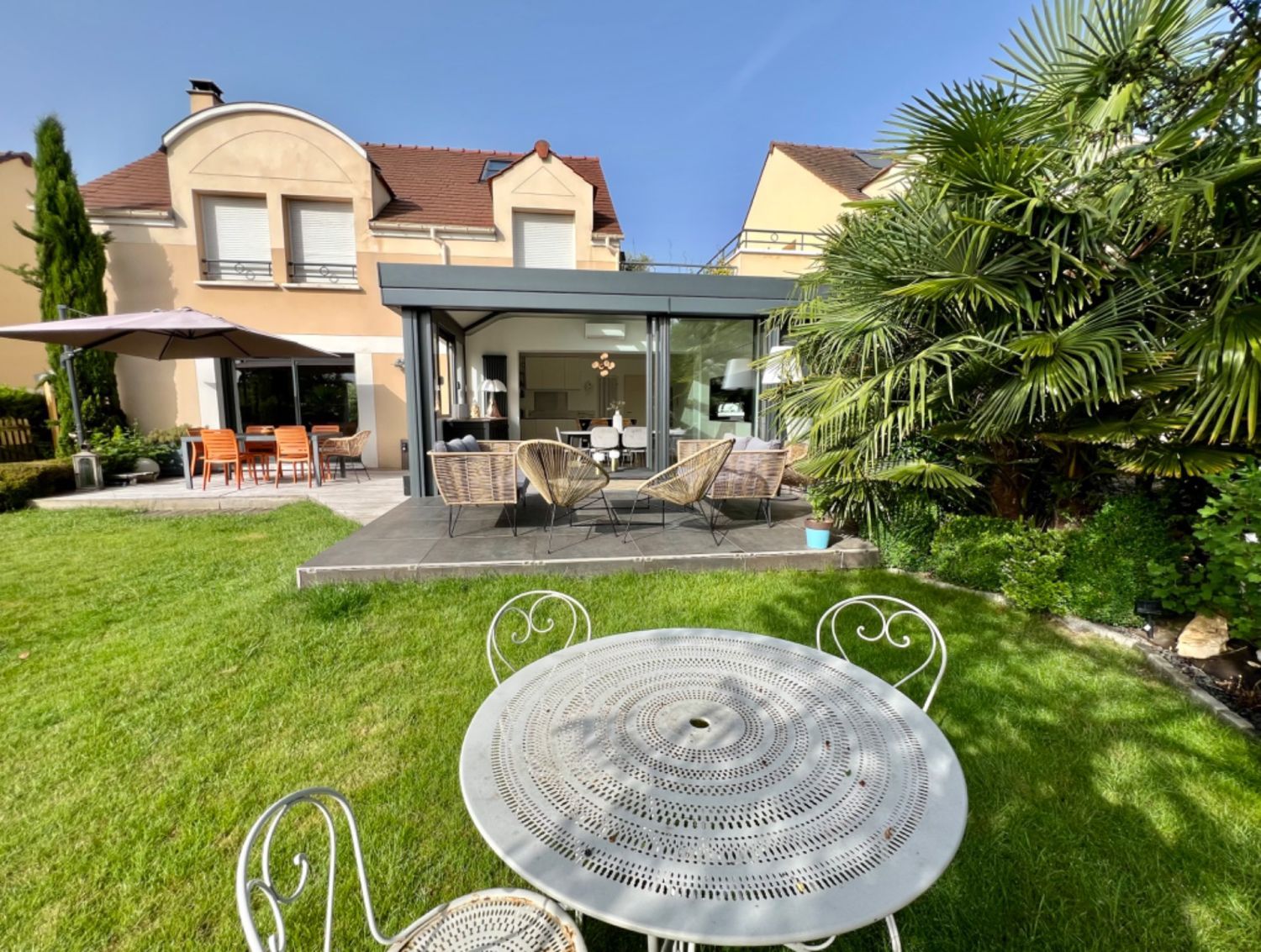 Charming house with swimming pool 20 minutes from Paris