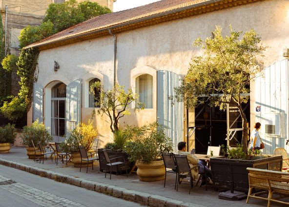 Superb restaurant in the city center of Aix en Provence (former stables)