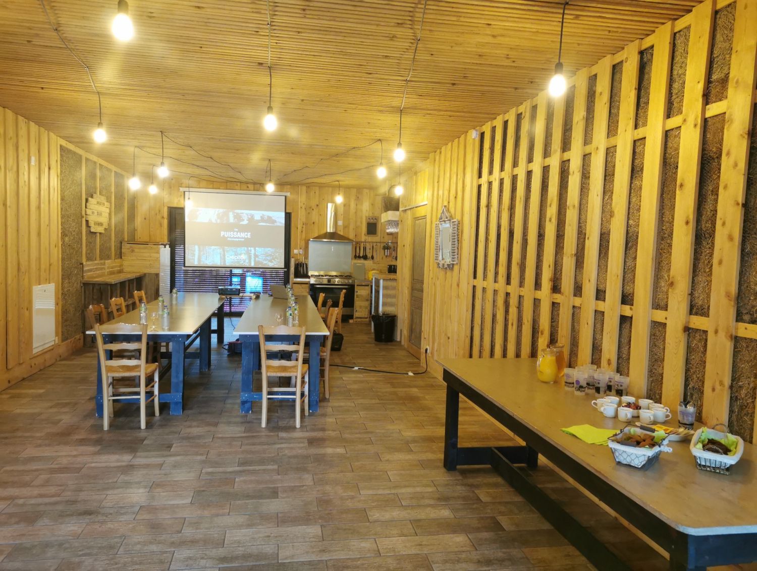 Moulin rénové en Auvergne avec salle de séminaire et chambres