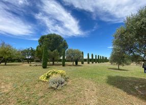 12th century Provençal bastide with reception rooms, park, swimming pool and 49 beds