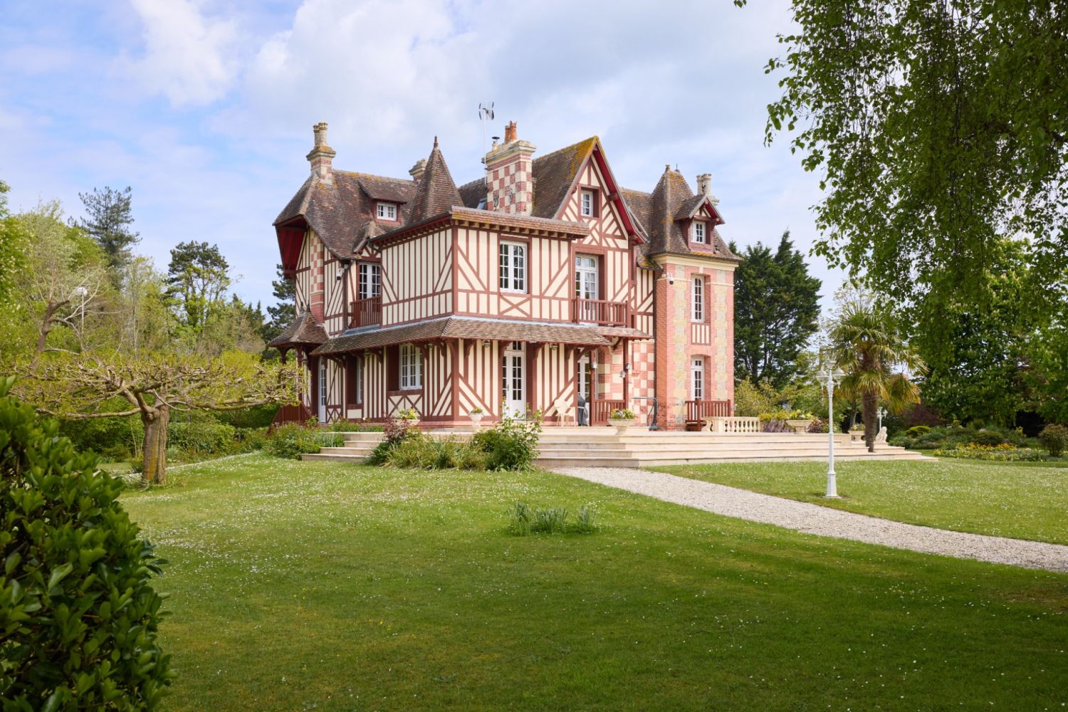 Jardin de 12 500 m² dans un manoir normand à 500 m de la plage